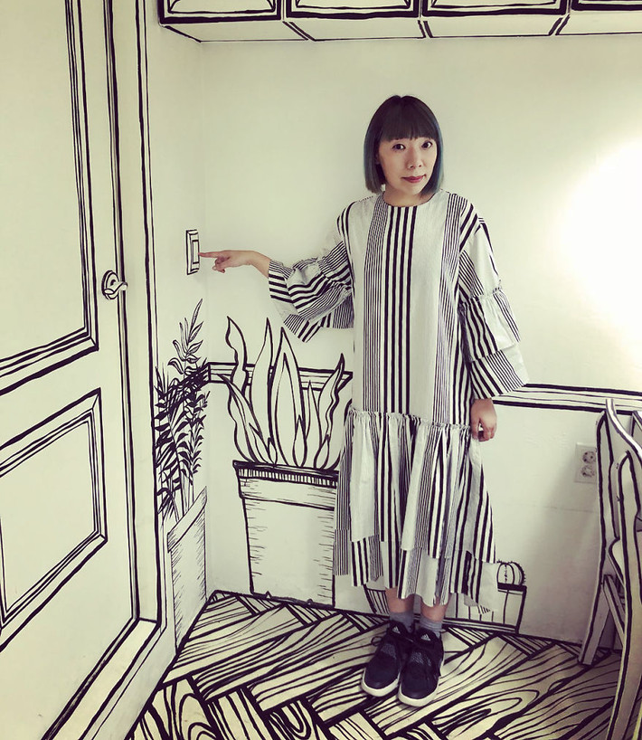 Một khách hàng ăn mặc rất khớp với gu trang trí của quán cà phê. Tuy nhiên sẽ hoàn hảo hơn nếu cô cũng đi một đôi tất màu trắng.