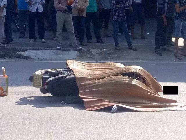 Khoảng 14h45 chiều ngày 19/9, tại đoạn đường 391 thuộc địa phận xã Văn Tố (huyện Tứ kỳ, Hải Dương) chiếc xe tải BKS 15C – 196.92 và xe máy BKS 34P1 – 019.00 lưu thông hướng Quý Cao – thị trấn Tứ Kỳ đã va chạm với nhau. Người điều khiển xe máy chết tại chỗ. Nạn nhân được xác định là anh Nguyễn Công Nhân (SN 1989), trú tại thôn Mép, xã Minh Đức (cùng huyện Tứ Kỳ), hiện đang làm công nhân tại Công Ty TNHH Gft Việt Nam có địa chỉ tại xã Cộng Lạc (cùng huyện). Ảnh: Gia Đình &amp; Xã Hội.