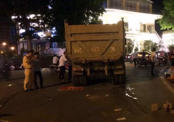 Hình ảnh ghi lại vụ tai nạn mới nhất xảy ra tại ngã ba Bưởi - Lạc Long Quân- Hoàng Hoa Thám vào tối 26/5/2017, một người phụ nữ nạn nhân (khoảng 30 tuổi) điều khiển xe máy mang nhãn hiệu LX màu đỏ, di chuyển theo hướng từ đường Bưởi rẽ về Hoàng Hoa Thám bị xe tải mang biển kiểm soát Hà Nội chạy cùng chiều cán chết.