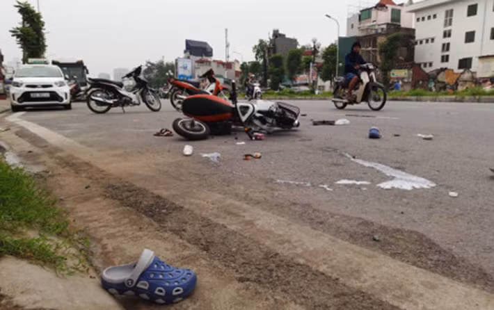 Tai nạn xảy ra do chiếc ô tô bất ngờ mất lái, tông vào xe đạp điện do một người phụ nữ điều khiển chở theo con nhỏ và một người phụ nữ khác lưu thông cùng chiều.