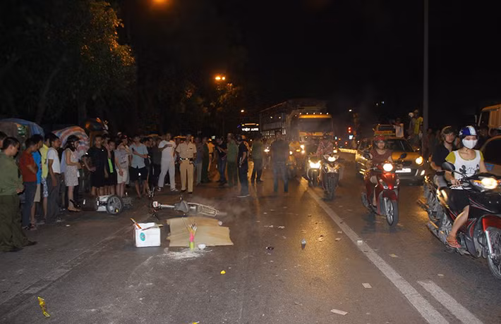 Hình ảnh vụ tai nạn thương tâm khiến nữ sinh lớp 12 tử nạn dưới bánh xe tải vào hồi tháng 5/2016. Người dân tham gia giao thông dịp mùng 2/9 qua đường Phạm Văn Đồng nên chú ý cẩn trọng và chú ý quan sát thật kỹ.