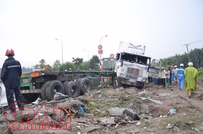  Tại TPHCM: Sở Giao thông Vận tải TP HCM cho biết, trên địa bàn TP HCM hiện còn 37 điểm đen giao thông đáng sợ. Trong đó, có đến 17 điểm đen (gần 10 điểm đen nằm liền kề nhau trên các tuyến đường vào các cảng biển, cảng cạn (ICD). Nhiều vụ tai nạn giao thông có liên quan đến xe container đã xảy ra ở dưới chân cầu Phú Mỹ thuộc phường Thạnh Mỹ Lợi (quận 2, TP HCM) gây chết người. Nhiều người dân khi đi qua khu vực này đều cảm thấy bất an vì lượng xe có tải trọng lớn, quá khổ lưu thông với mật độ rất cao. Ảnh: Tin tức.