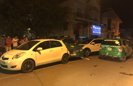 Bốn chiếc xe ô tô đâm nhau liên hoàn làm 2 người tử vong gần "điểm đen" giao lộ Hà Huy Giáp - Tô Ngọc Vân (quận 12 TP HCM) xảy ra tối 22/7/2017. Ảnh: Lao Động.