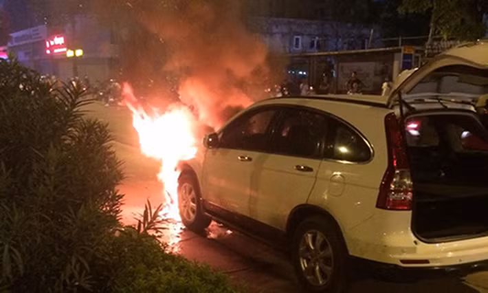 Như Kiến Thức đã đưa tin, khoảng 22h30 tối 19/9, một chiếc ô tô CRV màu trắng đang lưu thông theo hướng Tố Hữu đi sang Lê Văn Lương, tuy nhiên khi đi qua ngã tư Lê Văn Lương - Khuất Duy Tiến thì bất ngờ xảy ra va chạm với một xe máy.