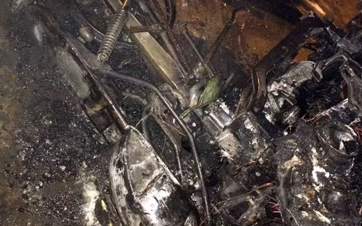 Cận cảnh chiếc xe máy bị cháy trơ khung sắt.