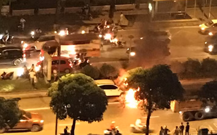 Tai nạn khiến người ngồi trên xe máy ngã văng ra đường, xe máy bị ô tô kéo lê dưới gầm rồi bùng cháy lan sang mui chiếc CRV.