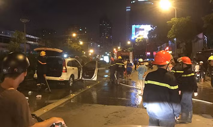 Tiếp nhận thông tin các lực lượng chức năng khẩn trương đến hiện trường để dập lửa. Thời điểm xảy ra tai nạn cả hai chiếc xe nằm gọn trong phần đường bus nhanh BRT Hà Nội.