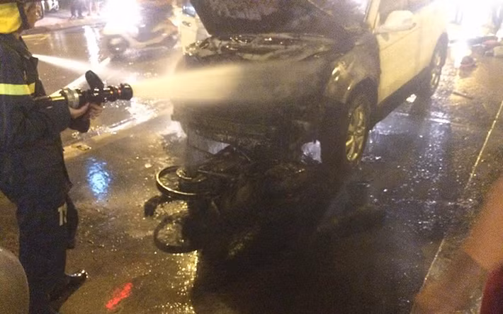 Tại hiện trường chiếc xe máy nằm gọn dưới gầm ô tô.