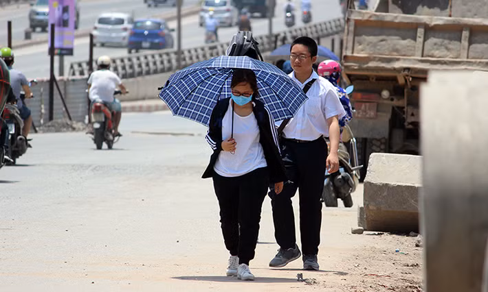 Nắng như đổ lửa làm nhiều người đi bộ mệt mỏi.