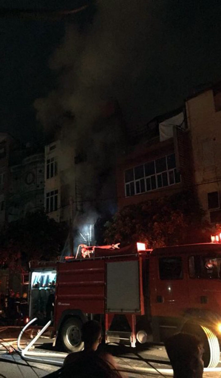 Ngay khi tiếp nhận tin báo, lực lượng PCCC khẩn trương đến hiện trường vụ cháy quán massage để dập lửa.