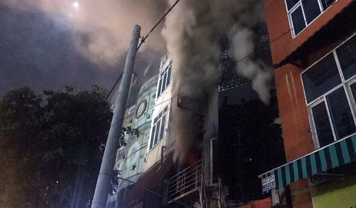 Nhân chứng cho hay, ngọn lửa bốc lên từ tầng 2 của quán. Ít phút sau khói lửa bao trùm toàn bộ quán massage. Đến khoảng 23h30 lực lượng chức năng cơ bản đã khống chế được ngọn lửa.