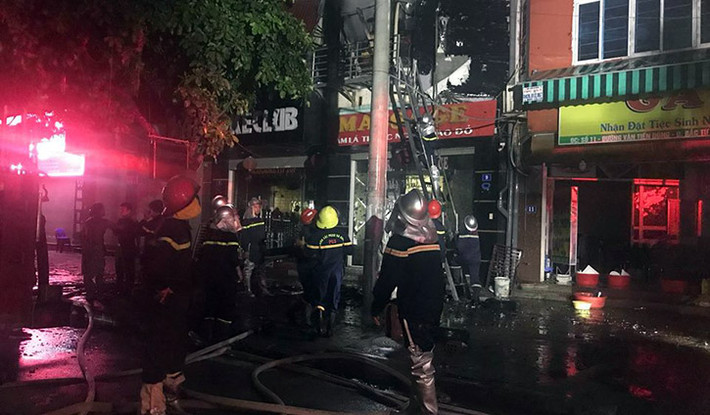 Do ảnh hưởng của vụ cháy nên toàn bộ khu vực xung quanh quán massage bị mất điện.