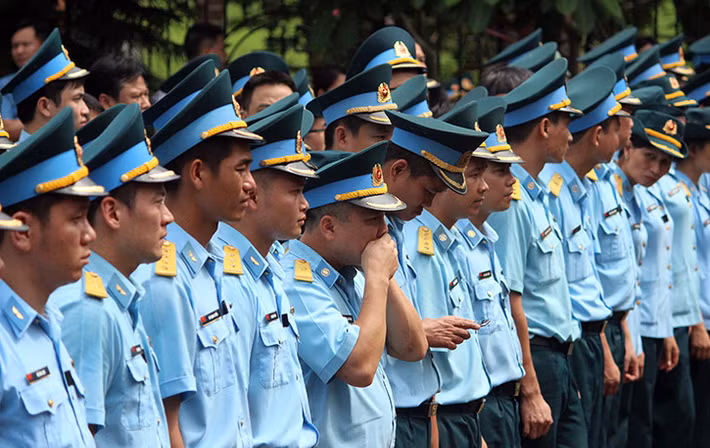 Đồng đội xếp hàng, nghẹn ngào trước linh cữu của hai phi công Su-22.