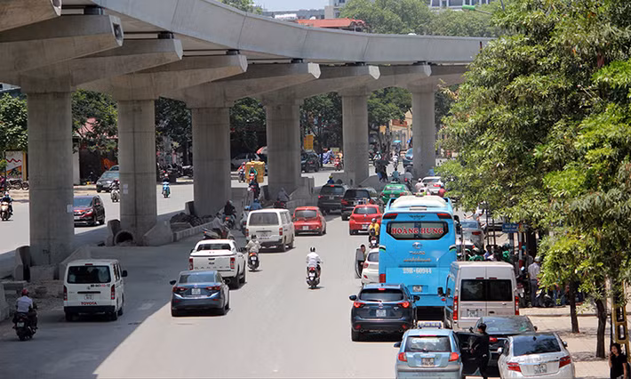 Theo Trung tâm Dự báo khí tượng Thủy văn Trung ương, nhiệt độ cao nhất trong ngày hôm nay (7/5) ở khu vực Hà Nội phổ biến từ 33-35 độ C, có nơi cao trên 35 độ C. Ảnh chụp đường Hồ Tùng Mậu (Hà Nội).