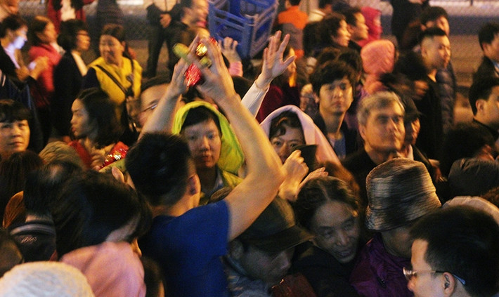 Nam thanh niên chen người già, phụ nữ, trẻ nhỏ để giành lấy phần lộc của mình.