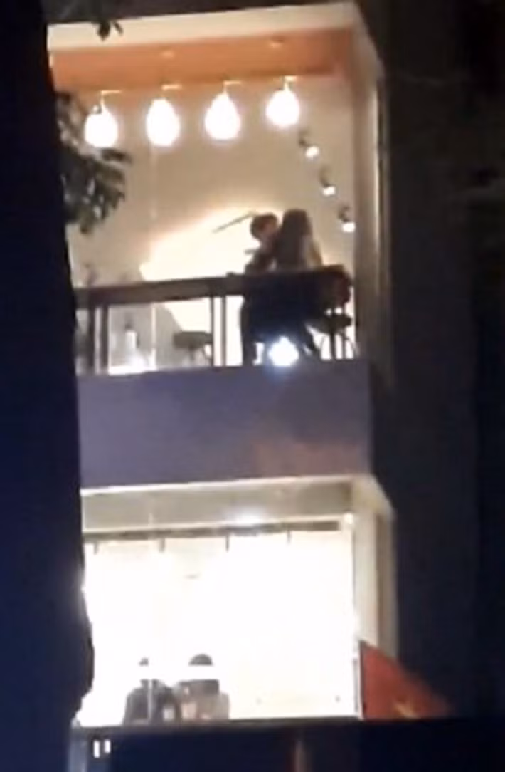 Đoạn video ngay khi xuất hiện đã khiến dư luận “nóng mặt bừng bừng”, chỉ trích đôi trai gái một cách thậm tệ. Nhiều người chia sẻ rằng có rất nhiều nơi kín đáo dành cho cả hai có khoảng không gian riêng tư để “mây mưa” với nhau, và không nhất thiết phải lộ liễu như vậy. Tuy nhiên một số khác lại hồ nghi đó là chiêu trò của quán trà sữa để câu khách?