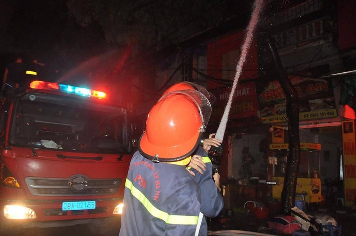 Trao đổi với PV Kiến Thức, một lãnh đạo Cảnh sát PCCC số 2 cho biết, ngay khi xảy ra vụ cháy, đơn vị vẫn khẩn trương huy động cán bộ chiến sĩ, cùng xe chữa cháy nhanh chóng đến hiện trường. Một lãnh đạo Cảnh sát PCCC số 3 cho hay, đơn vị đã chi viện 2 xe chữa cháy, cùng cán bộ đến phối hợp với các đơn vị cứu hỏa.