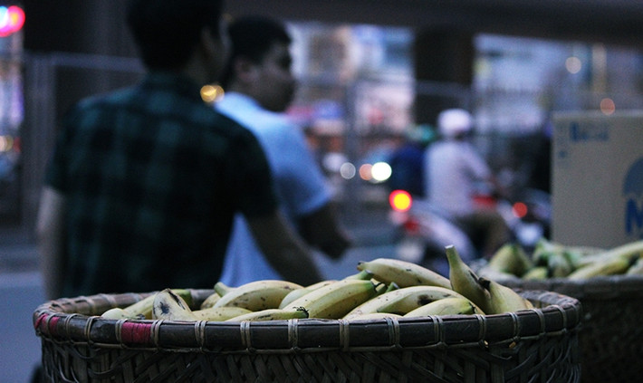 Chùa Phúc Khánh đã chuẩn bị những thúng chuối đặt ở hai điểm là đầu ngã tư Tây Sơn - Thái Thịnh và đầu đường Tây Sơn - Ngã Tư Sở để phát cho người dân.