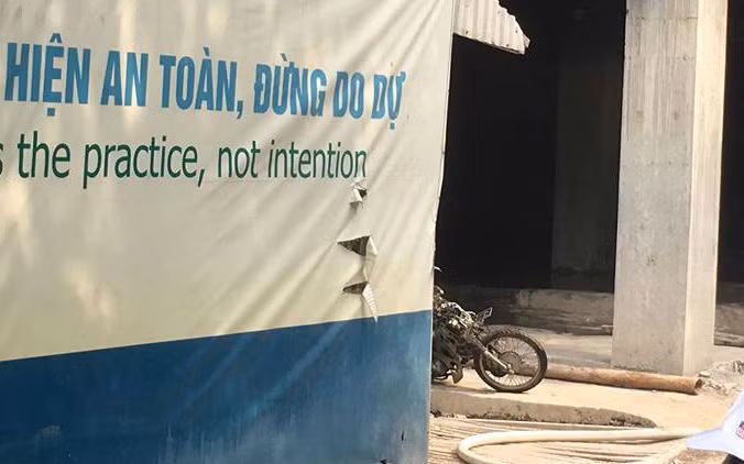 Một xe máy khác bị cháy nằm trơ khung trong hiện trường. Hiện nguyên nhân xảy ra cháy đang được cơ quan chức năng làm rõ.