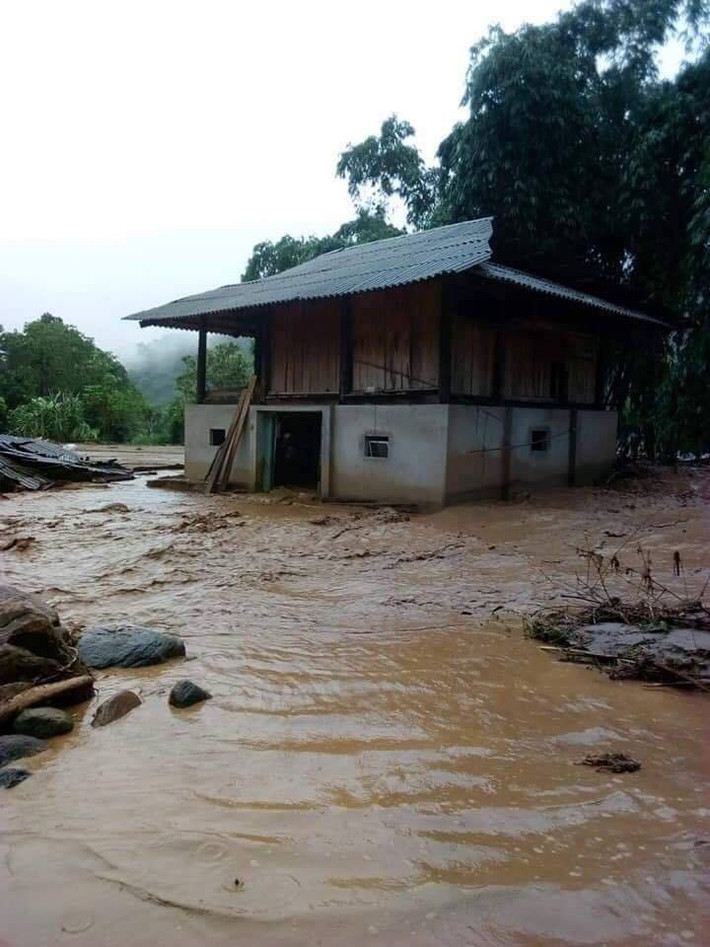 Nhà cửa của người dân ở Yên Bái bị nước lũ vây quanh. Ảnh: Hải Ninh.