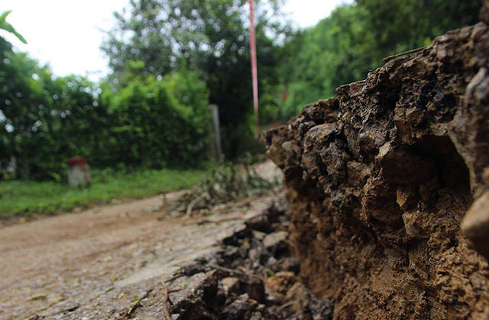 Người dân thôn Máy Giấy đang nằm trong vùng nguy hiểm, bởi đường xá, nhà cửa có thể bị sông Đà "nuốt chửng" bất cứ khi nào.