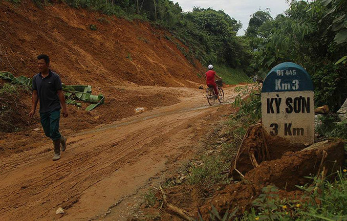 Trước tình hình nghiêm trọng, lãnh đạo UBND tỉnh Hòa Bình đã yêu cầu UBND huyện, xã nhanh chóng ổn định đời sống cho nhân dân. Đồng thời giao cho các ngành chức năng cùng vào cuộc, duy trì lực lượng ứng trực trước nguy cơ nhà đổ xuống sông Đà tương tự sự việc xảy ra ở TP Hòa Bình hôm 30/7.