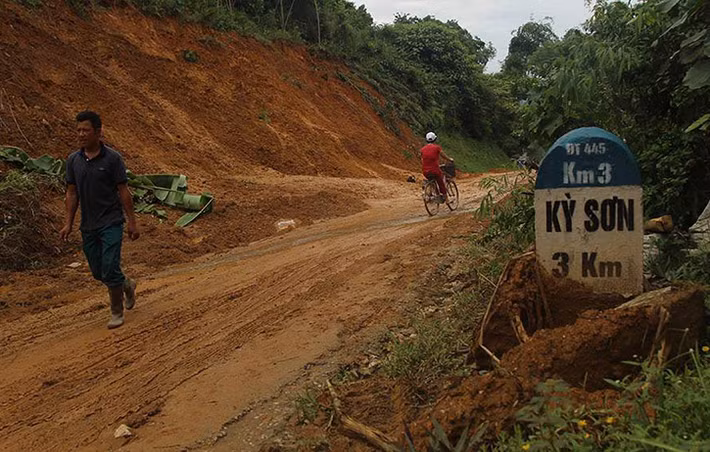 Trước tình hình nghiêm trọng, lãnh đạo UBND tỉnh Hòa Bình đã yêu cầu UBND huyện, xã nhanh chóng ổn định đời sống cho nhân dân. Đồng thời giao cho các ngành chức năng cùng vào cuộc, duy trì lực lượng ứng trực trước nguy cơ nhà đổ xuống sông Đà tương tự sự việc xảy ra ở TP Hòa Bình hôm 30/7.