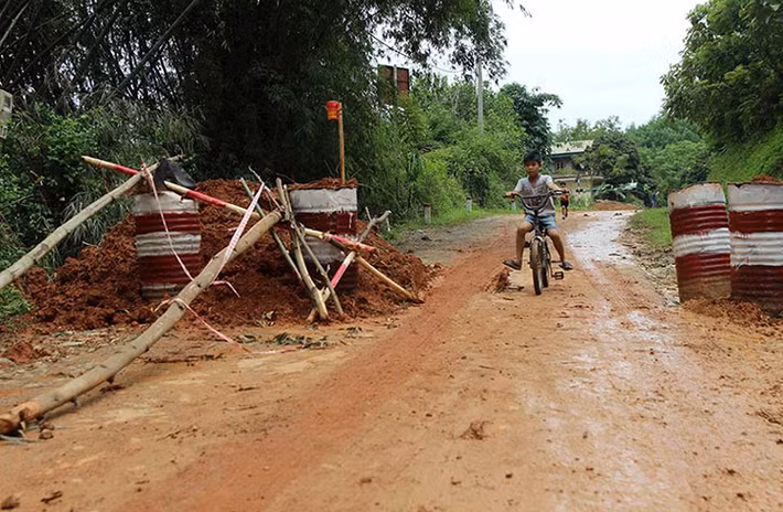 Hiện các cơ quan chức năng đã tạm thời dựng trạm barie tại khu vực sụt lún để cảnh báo người dân đi qua đây.