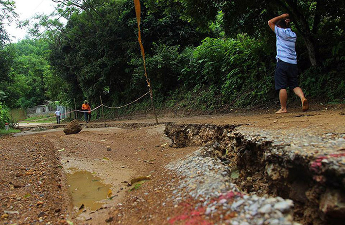 Các vết nứt đường liên xã Dân Hạ chạy dài và rất rộng.