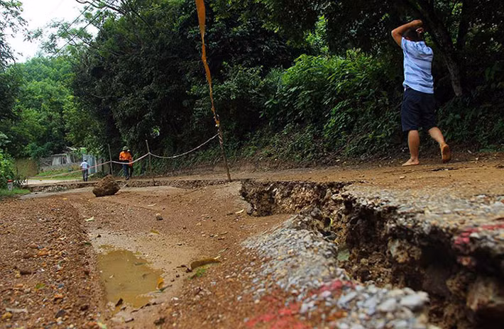 Các vết nứt đường liên xã Dân Hạ chạy dài và rất rộng.