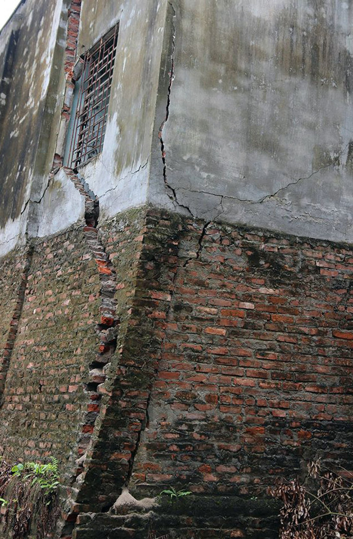 Trao đổi với PV Kiến Thức sáng 2/8, ông Nguyễn Mạnh Sáu - Chủ tịch UBND xã Dân Hạ (huyện Kỳ Sơn, tỉnh Hòa Bình) cho biết, hiện nay tại thôn Máy Giấy của xã Dân Hạ có 8 hộ với 24 nhân khẩu phải sơ tán khẩn cấp do nhà cửa đang bị rạn nứt, hư hỏng và nghiêng xuống sông Đà.