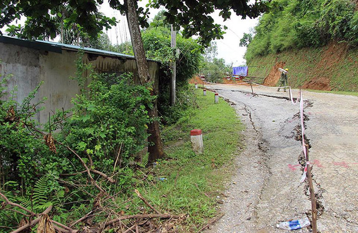 Trong khi đó, đoạn đường liên xã của Dân Hạ chạy qua thôn Máy Giấy cũng bắt đầu bị sụt lún nghiêm trọng.