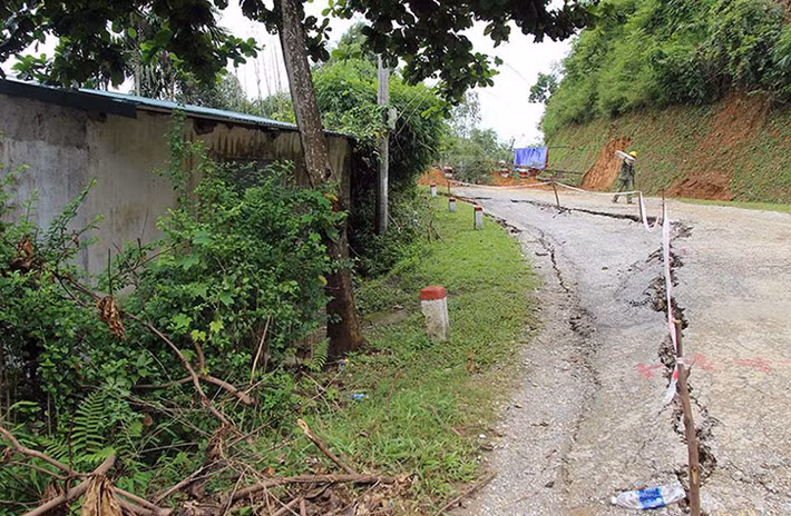 Trong khi đó, đoạn đường liên xã của Dân Hạ chạy qua thôn Máy Giấy cũng bắt đầu bị sụt lún nghiêm trọng.