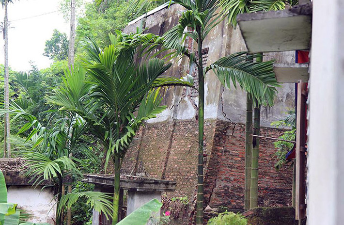 Ghi nhận của PV, hiện nay, nhiều ngôi nhà ở thôn Máy Giấy (xã Dân Hạ, huyện Kỳ Sơn, Hòa Bình) đang bị rạn nứt nghiêm trọng, các vết nứt rộng khoảng 2-10cm, chạy dài trên các bức tường nhà dân. Trong số đó nhiều nhà nghiêng xuống sông Đà có nguy cơ lớn sụp hoặc đổ hẳn.