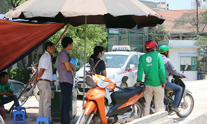 Càng về trưa, mọi bóng râm đều được tận dụng để tránh cái nắng gay gắt.