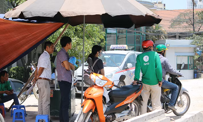 Càng về trưa, mọi bóng râm đều được tận dụng để tránh cái nắng gay gắt.