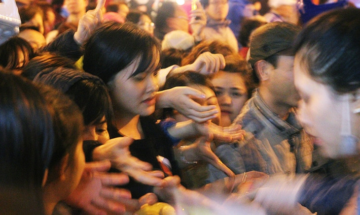 Do tâm lý sợ hết lộc nên người dân sẵn sàng xô đẩy nhau, giành giật lộc. Ban tổ chức đã lớn tiếng nhắc nhở nhưng không ai nghe.