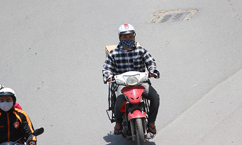 Không chỉ phụ nữ, ngay cả đàn ông khi ra đường những ngày này phải mặc đồ chống nắng kín người.