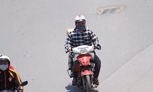 Không chỉ phụ nữ, ngay cả đàn ông khi ra đường những ngày này phải mặc đồ chống nắng kín người.