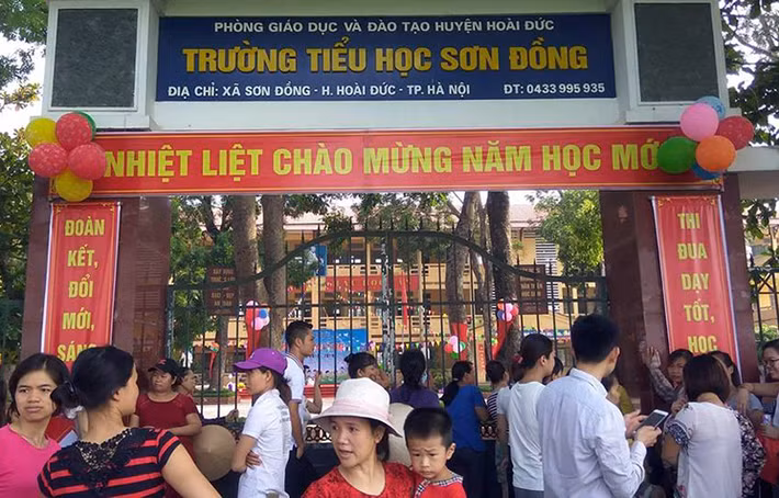 Hàng trăm phụ huynh đứng vây cổng trường Tiểu học Sơn Đồng (Hà Nội).