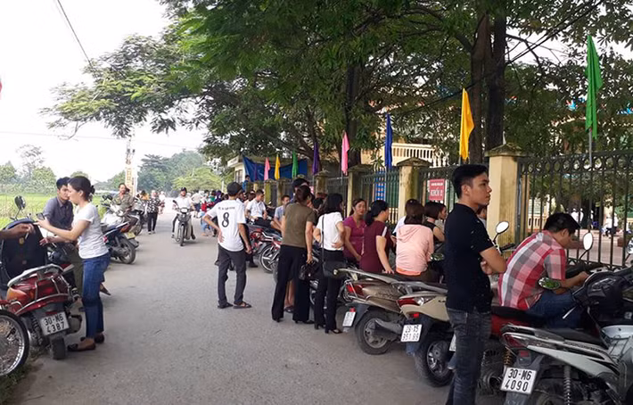 Theo các bậc phụ huynh, dịp khai giảng năm học mới của các năm trước trường Tiểu học Sơn Đồng đều mở toang hai cổng chính, phụ. Tuy nhiên năm nay, trước khi vào khai giảng trường đưa ra rất nhiều khoản thu chi bất hợp lý. Khi phụ huynh thắc mắc thì nhà trường không giải thích được.