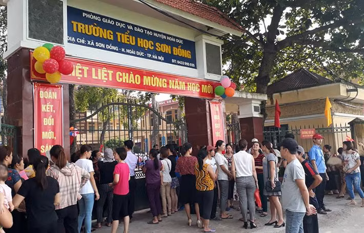 Ghi nhận của PV Kiến Thức từ sáng sớm ngày 5/9, nhiều phụ huynh đã đưa con em mình đến trường Tiểu học Sơn Đồng (Hoài Đức, Hà Nội) để tham dự lễ khai giảng năm học mới 2018-2019.