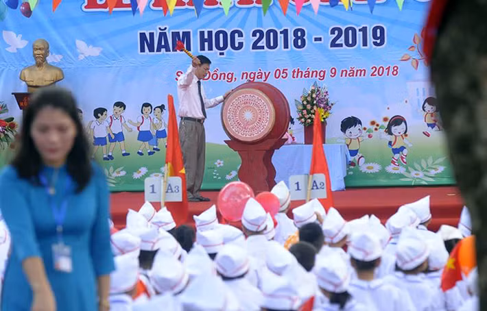 Đến khoảng 7h40 lãnh đạo Phòng Giáo dục huyện Hoài Đức đánh trống khai trường.