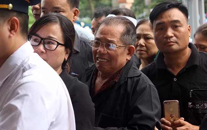 Ông Phạm Văn Vĩnh (bố đẻ của Đại tá Phạm Giang Nam) khóc cạn nước mắt.