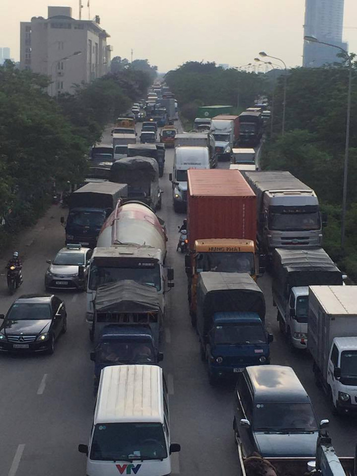 Hàng trăm ô tô chôn chân trên Đại lộ Thăng Long chiều nay.