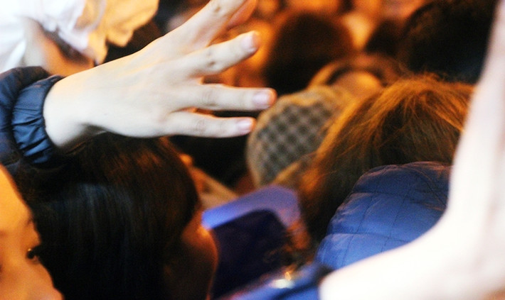 Không thể chen vào trong, nhiều người vẫn cố vươn cánh tay lấy lộc.