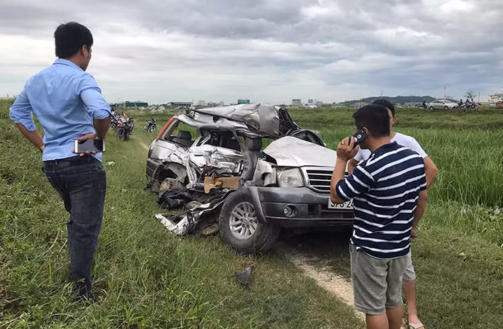 Ngay khi tiếp nhận thông tin cơ quan chức năng khẩn trương đến hiện trường để điều tra, làm rõ nguyên nhân vụ tai nạn. Do đoàn tàu không bị ảnh hưởng nên sau khi lập biên bản thì tiếp tục di chuyển về ga. Chiếc ô tô sau đó được cơ quan chức năng đưa ra mép đường để khám nghiệm.