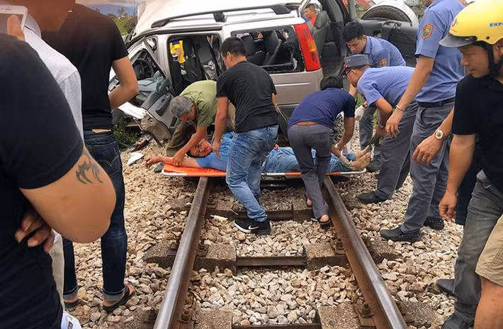 Tại hiện trường vụ tai nạn, chiếc xe ô tô bị hư hỏng toàn bộ, một bánh phía sau bay ra khỏi trục. Nhiều người dân phải hỗ trợ đưa các nạn nhân ra ngoài để đi cấp cứu.