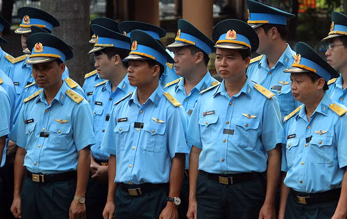 Thượng tá Khuất Mạnh Trí nhập ngũ ngày 20/9/1995, giờ bay tích lũy 1.130 giờ 37 phút, giờ bay trong năm 111 giờ 08 phút, đã bay qua các loại máy bay L-39, MiG-21, Su-22. Còn Đại tá Phạm Giang Nam nhập ngũ ngày 12/9/1991, giờ bay tích lũy 1.178 giờ 32 phút, giờ bay trong năm 106 giờ 58 phút, đã bay qua các loại máy bay L-39, MiG-21Bis, Su-22M.