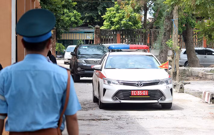 Khoảng 14h chiều nay (28/7), đoàn xe đưa thi hài của hai phi công Khuất Mạnh Trí và Phạm Giang Nam từ nhà tang lễ Quân khu 4 (TP. Vinh, Nghệ An) đã về đến đài hóa thân Hoàn Vũ (Hà Nội) để làm các thủ tục hỏa táng, sau đó đưa hai anh về với đất mẹ Thái Bình và Sơn Tây (Hà Nội).